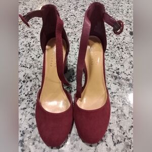 Lauren Conrad Hydrangea/Burgundy Heels Size 7.5 **EUC**